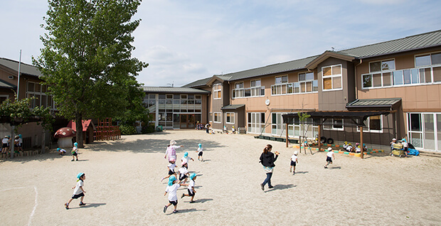 子ども達の笑顔があふれる園内