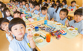 ランチルームでみんなで給食
